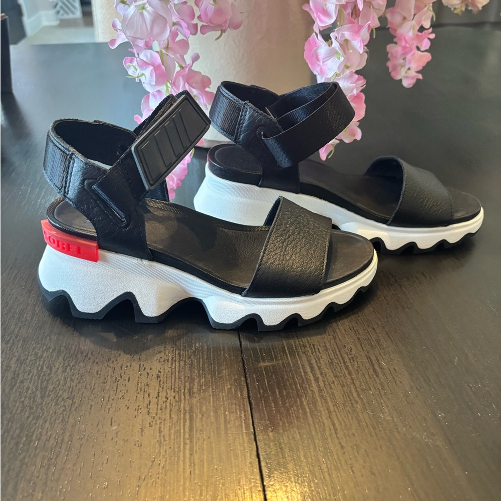 Sorel kinetic Impact Black and White Platform Sport Sandals Size 5.5